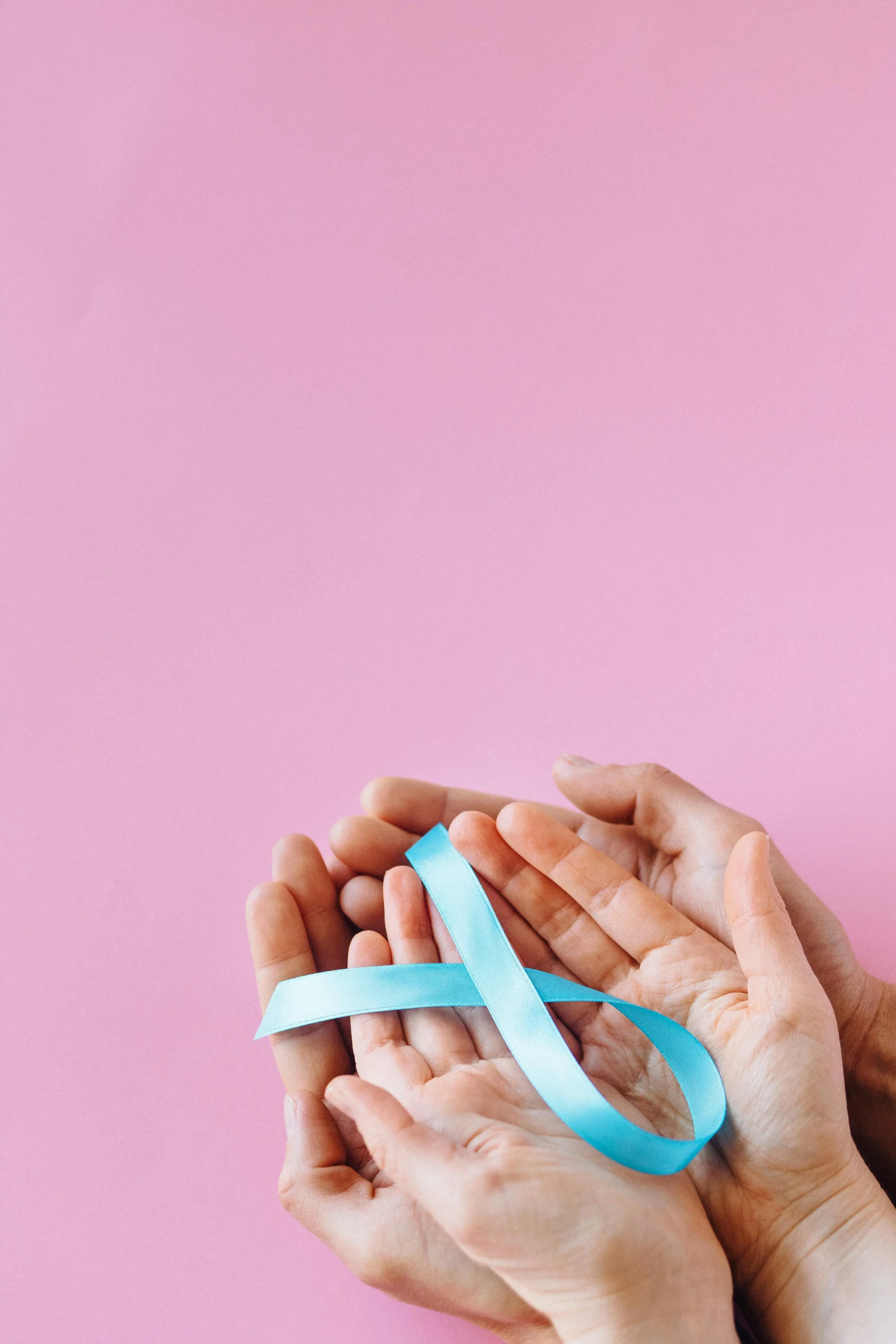 Ruban bleu de sensibilisation dans des mains